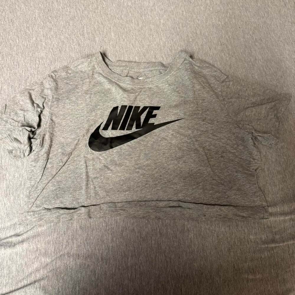 Nike The Nike Tee Loose Fit Crop Top - Picture 1 of 3
